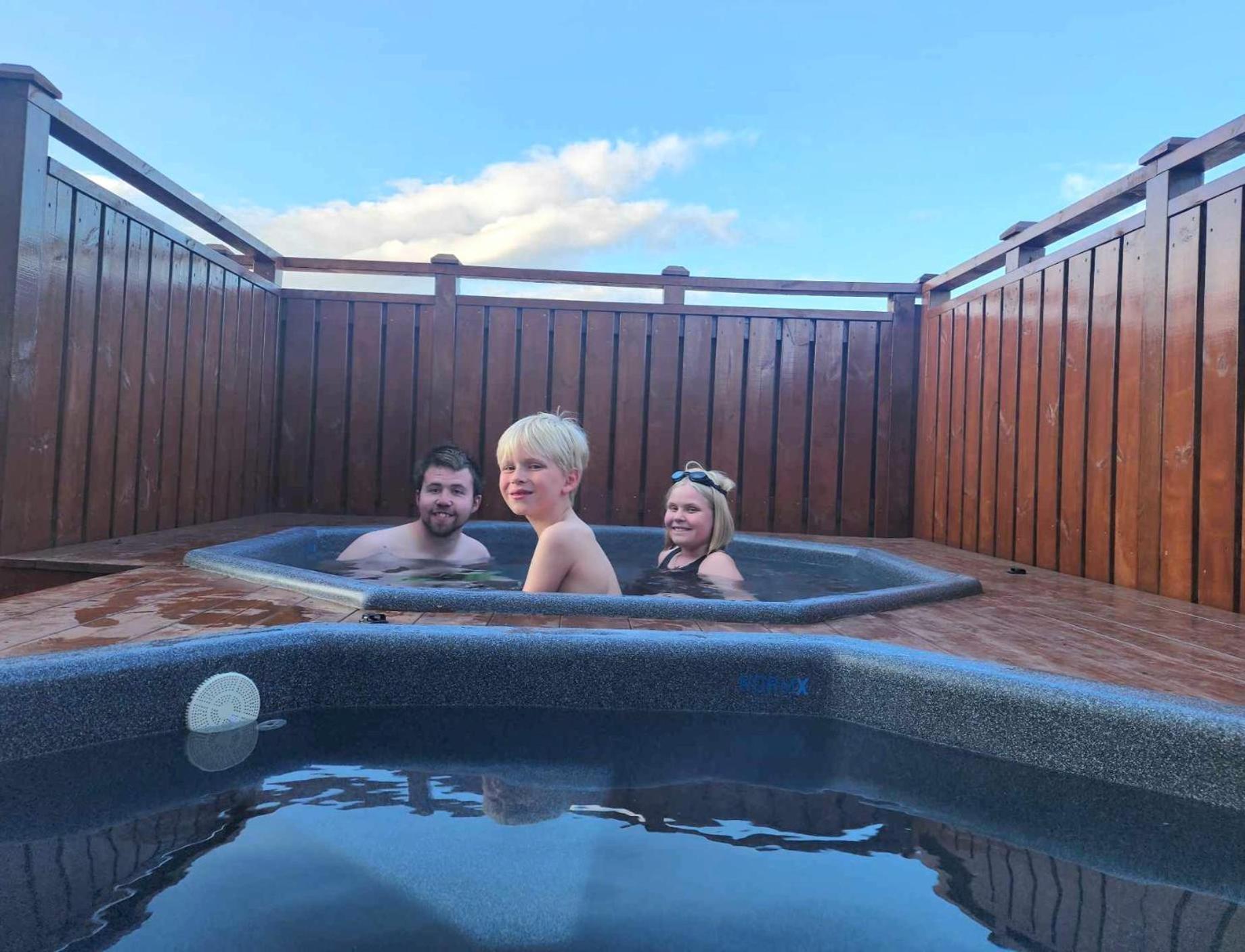 Ak Rentals, With Hot Tubs Akureyri Bagian luar foto